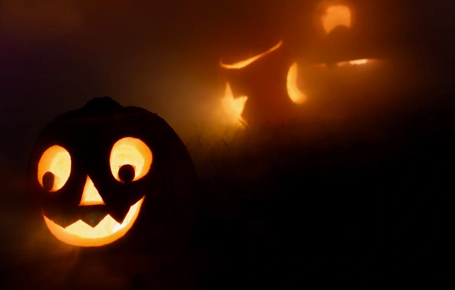 Biuro z widokiem na nowoczesne miasto, symbolizujące profesjonalizm i wzrost.